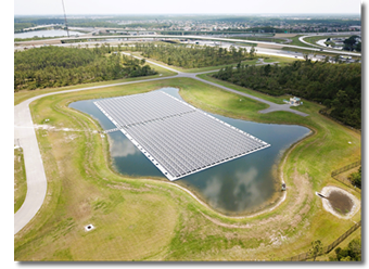 Aerial photto of a floating solar panel in the middle of a lake