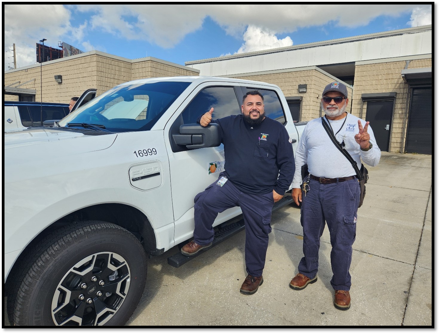 Empleados del Condado de Orange probando un vehículo F-150 Lightning de nuestra flota