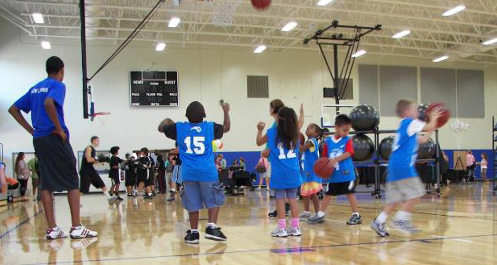 Niños que juegan al baloncesto