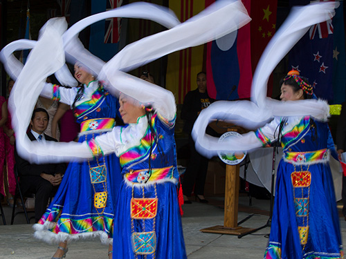 Mujeres realizando una típica danza asiática